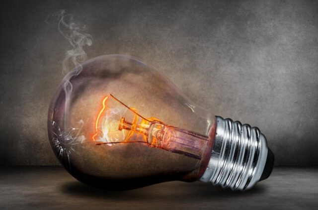 Jak się zabrać za naprawy elektryczne w domu?