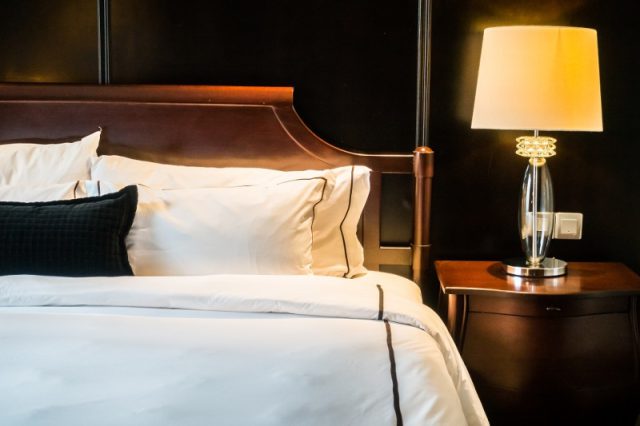 Glamour z przeszłości: sypialnia w stylu Hollywood Regency