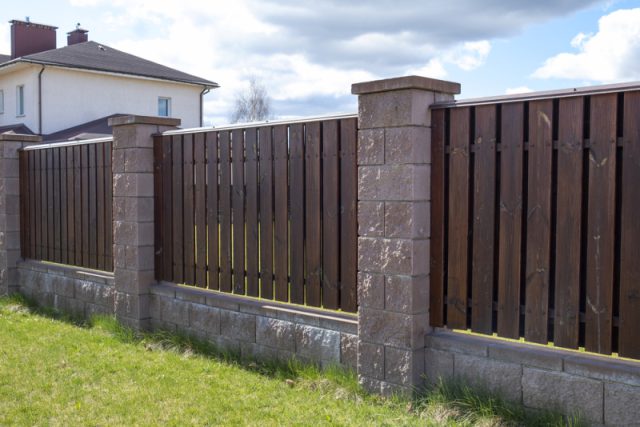 Czy warto zainwestować w ogrodzenia z kamienia łupanego